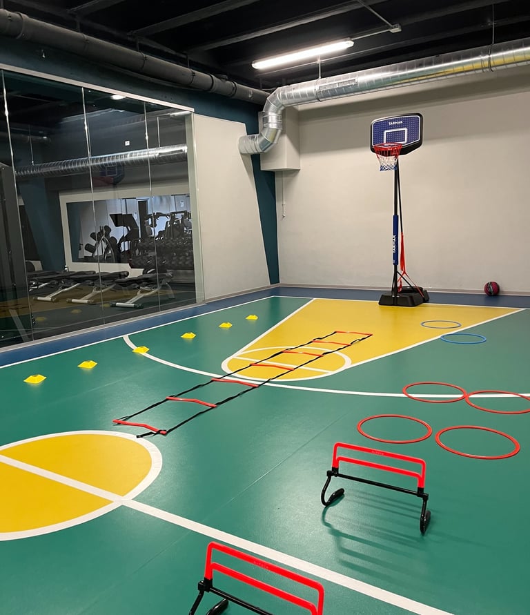 Area multisport della palestra Move 2 Grow a Milano, attrezzata con ostacoli, cerchi e una scala per allenamenti funzionali