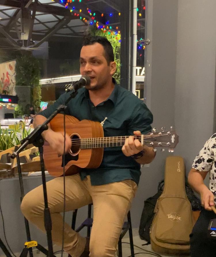 Papo music en calle BISTRO