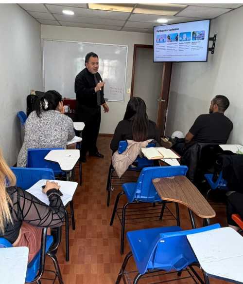 Alumnos en clase de derecho en el Colegio interdisciplinario CIES