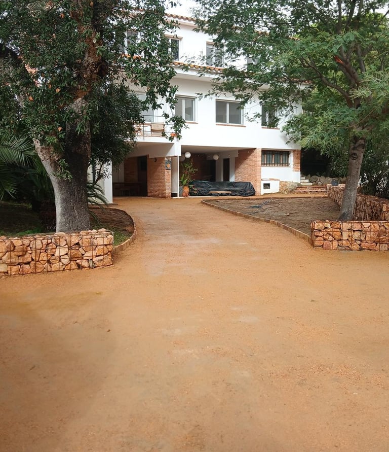 Pavimento natural permeable para jardín y acceso exterior en Calonge i Sant Antoni