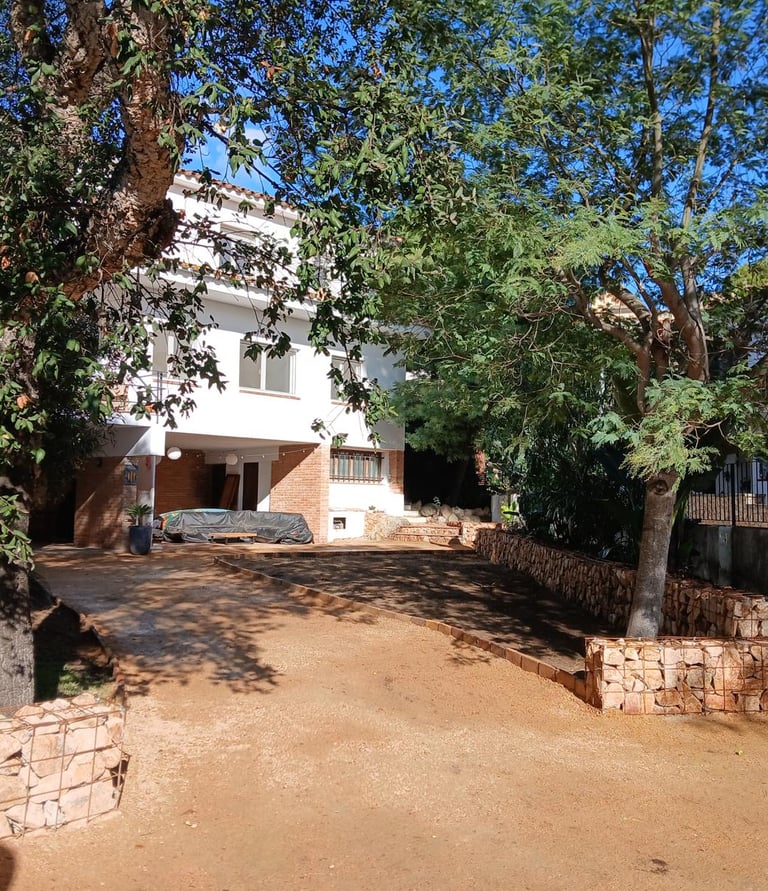 Pavimento natural permeable para jardín y acceso exterior en Palamós