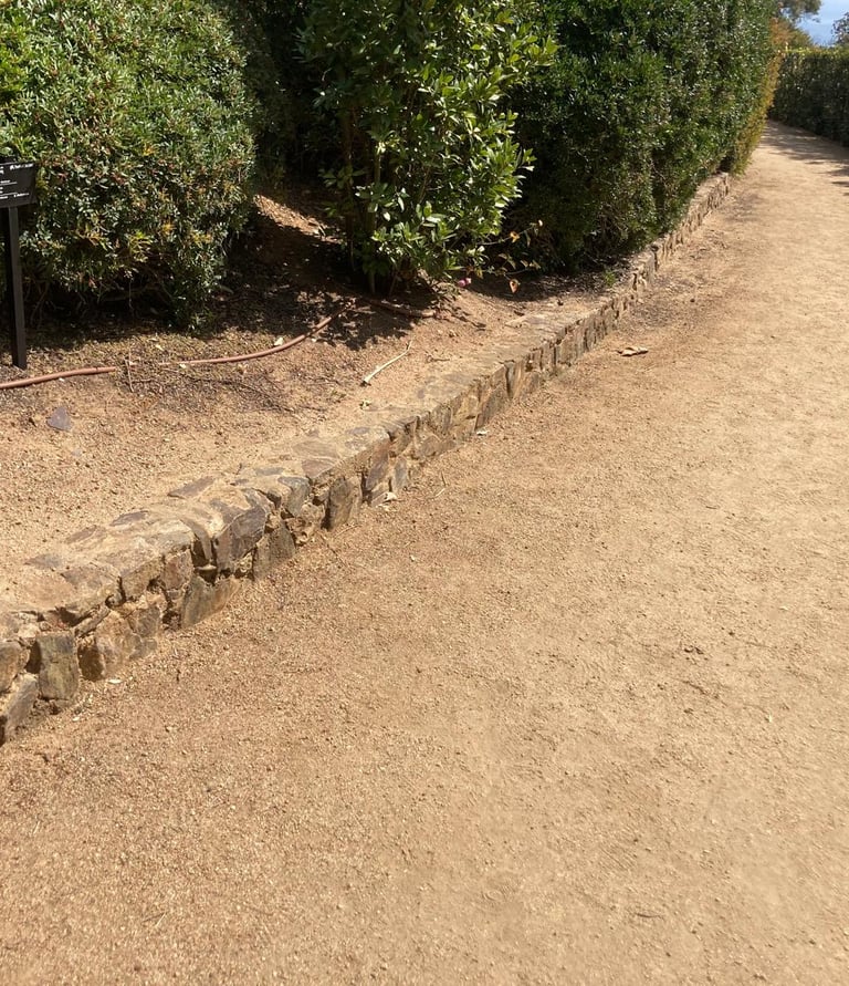 Camino de sauló estabilizado en jardín de vivienda en Platja d'Aro