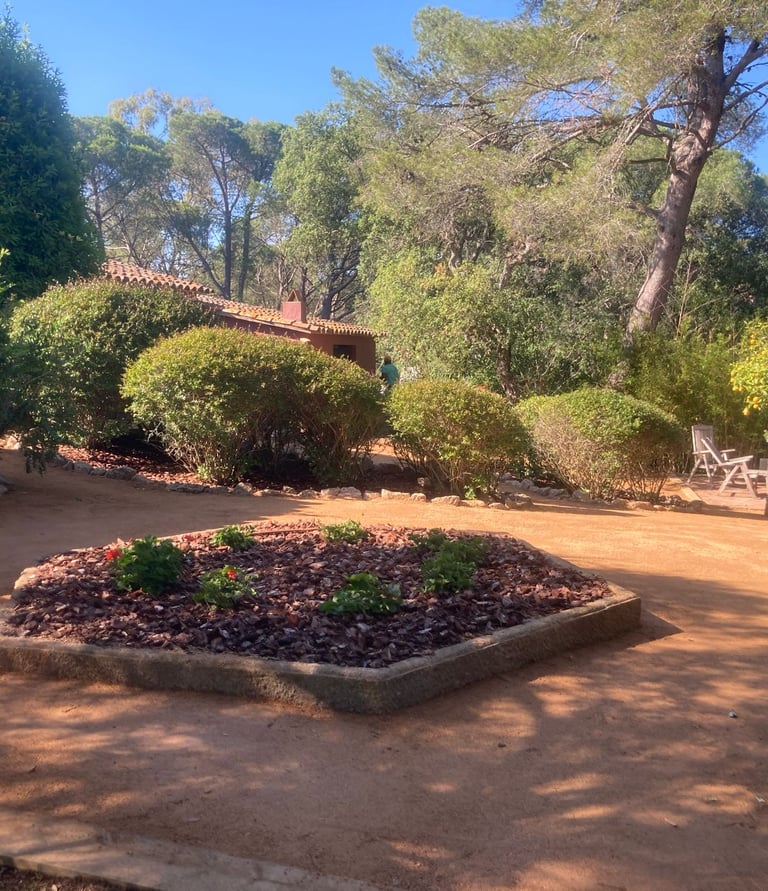 Mediterrane tuinaanleg en natuurlijke verharding bij een woning in Sant Feliu de Guíxols Costa Brava