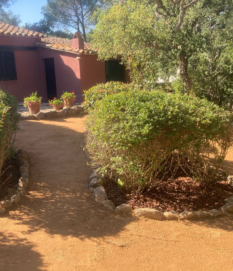 Mediterrane tuinaanleg en natuurlijke verharding bij een woning in Sant Feliu de Guíxols Costa Brava
