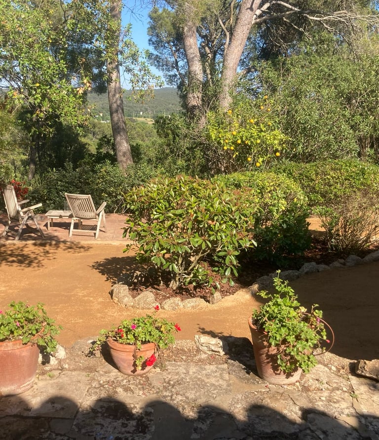 Camino de sauló estabilizado en jardín de vivienda en Santa Cristina d'Aro