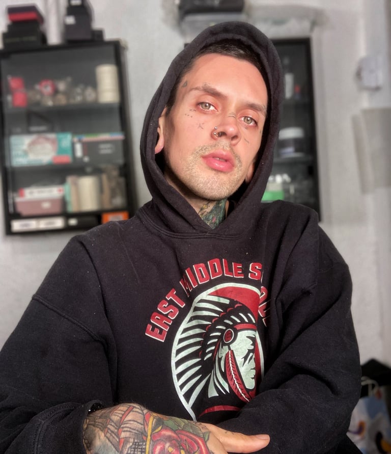 tatuaje neotradicional estilo anime en estudio de tatuador chileno Baztiel Tattoo