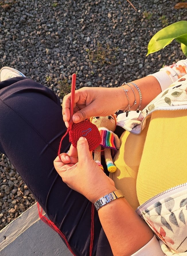 Una persona tejiendo a crochet un amigurumi