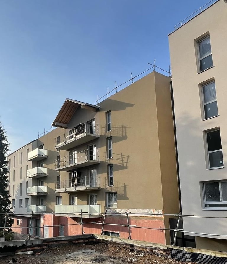 a building with a lot of windows and a lot of windows