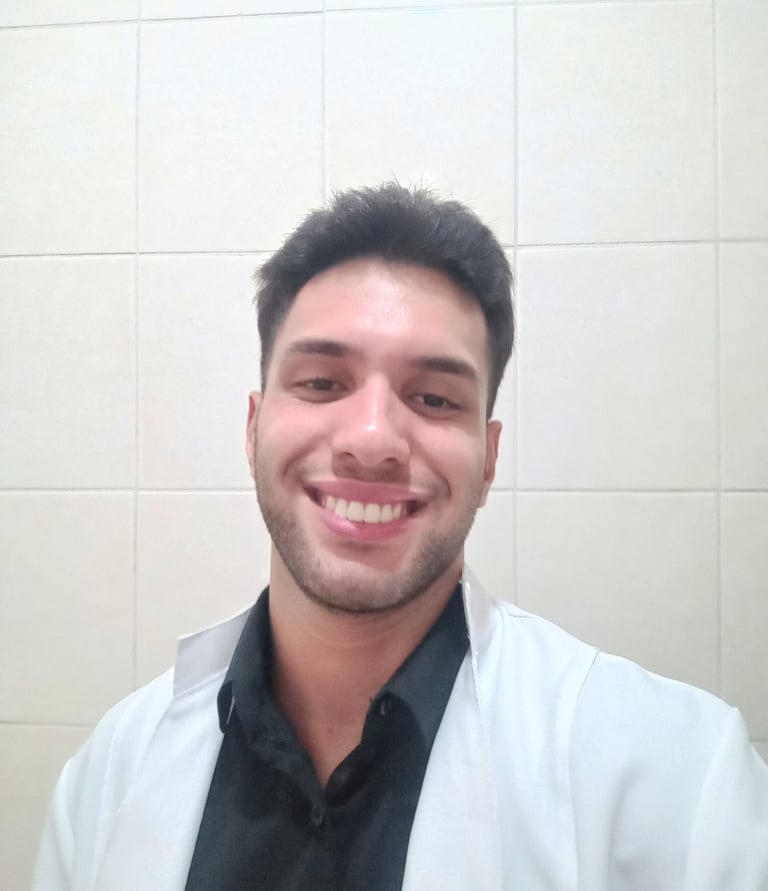 Homem sorrindo vestindo jaleco branco e roupa social