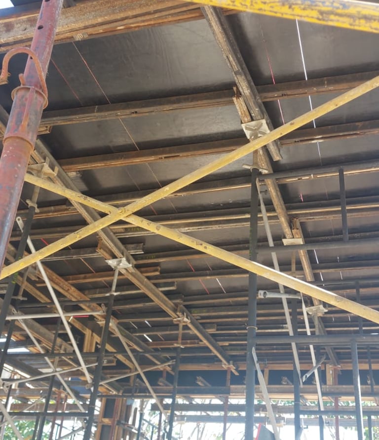 Formas de laje e escoramentos, edifício de 12 pavimentos 