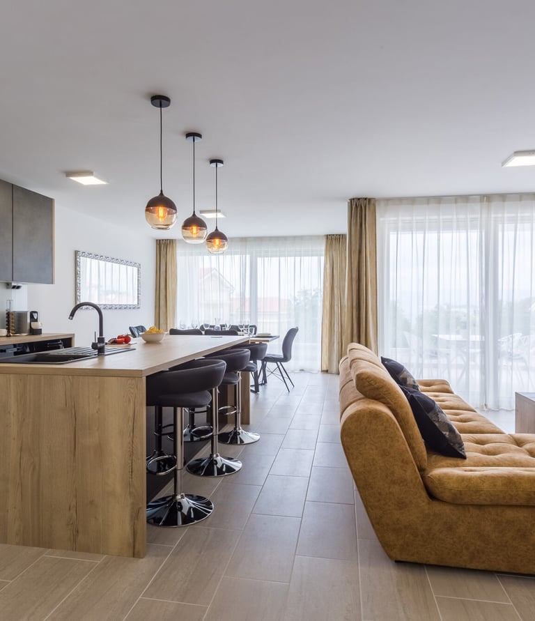 Lichtdurchfluteter Wohn- und Küchenbereich mit Kochinsel im Apartment Pure Relax