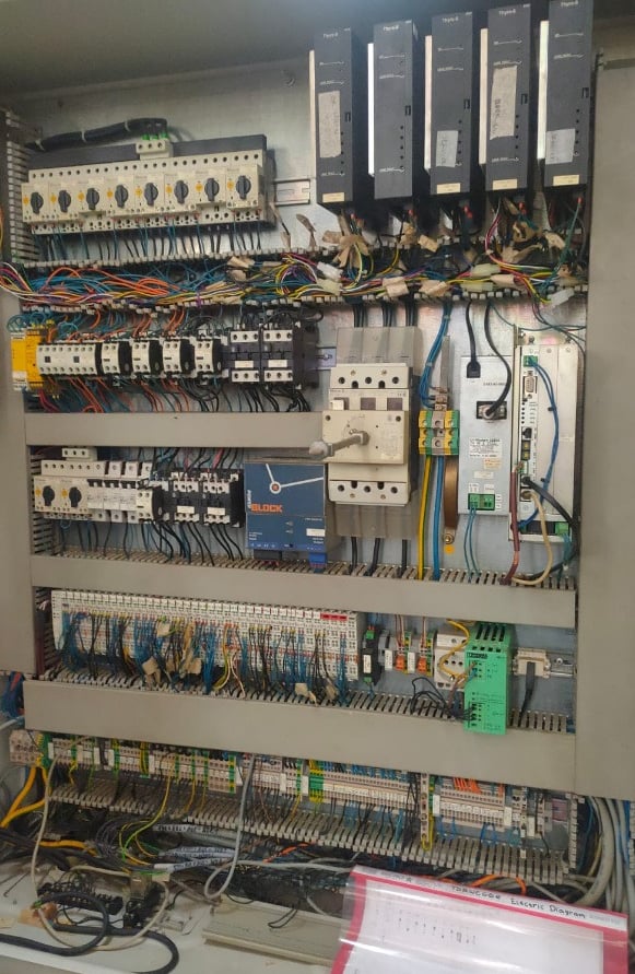 Berhasil maintenance panel dan perangkat hardware pabrik garmen