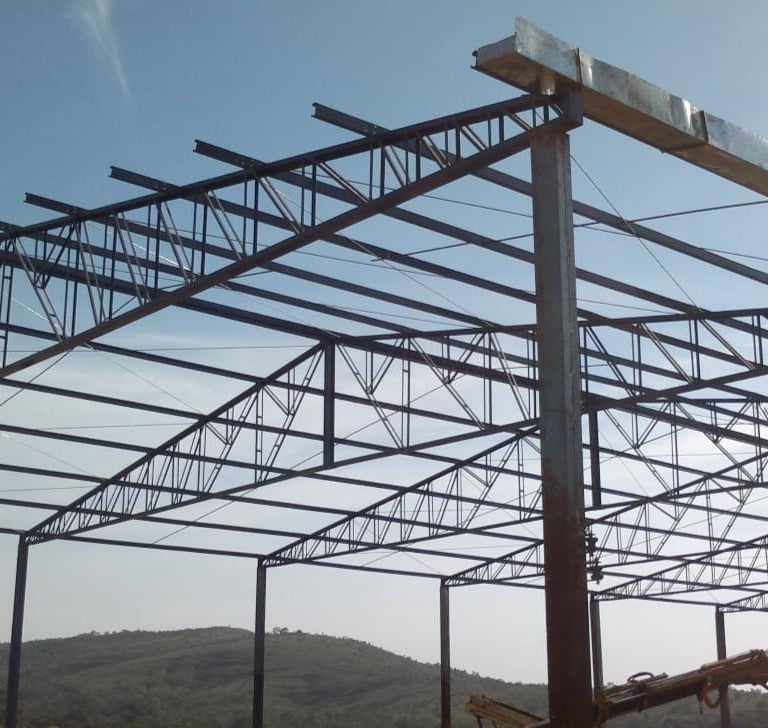 Montagem de estrutura metálica industrial