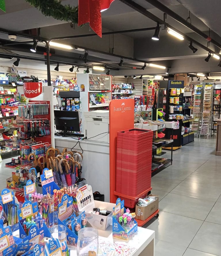 Interior da loja Zapp Papelaria organizada e colorida