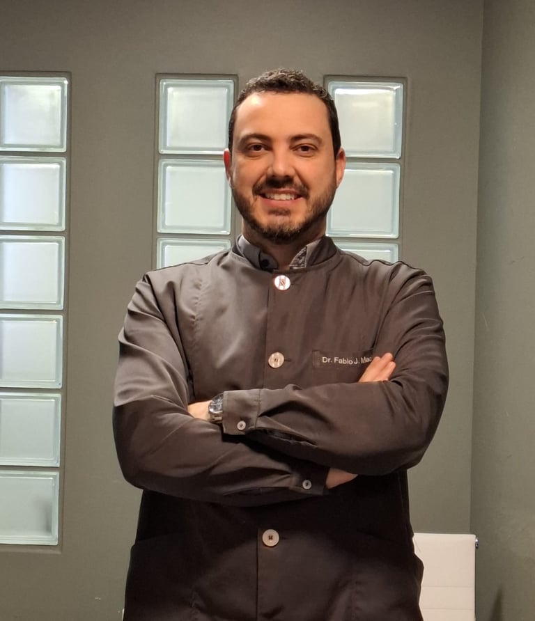Dr. Fábio Machado com sorriso acolhedor, ortodontista em Curitiba, especializado em Invisalign e DTM
