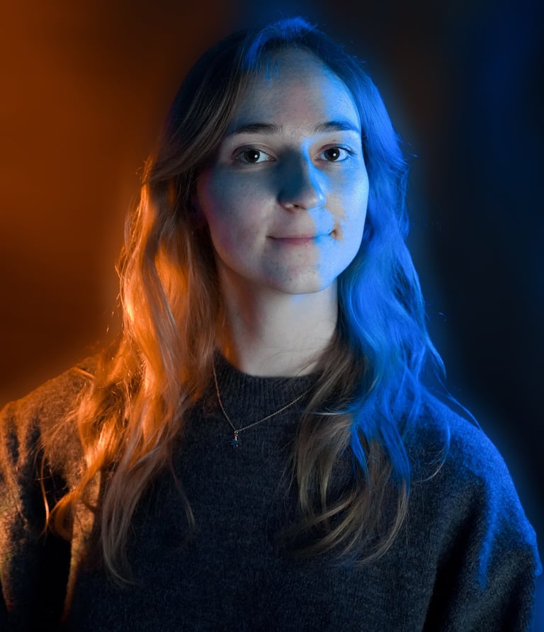 portrait d'une vidéaste avec des jeux de lumière jaune et bleu