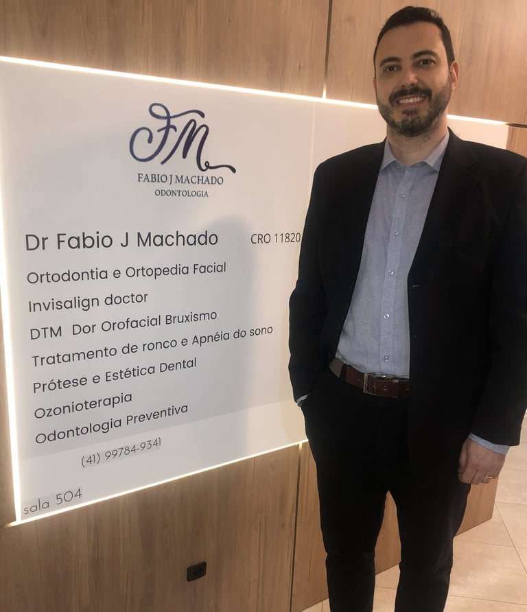 Dr. Fábio, dentista da FJM Odontologia em Curitiba, em foto profissional que destaca sua autoridade.