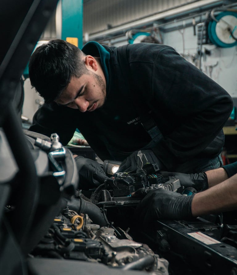 Technicien spécialisé en réparation de boîte de vitesse automatique