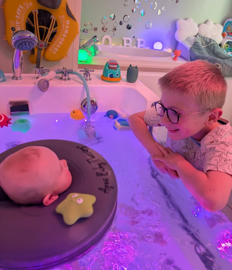 frère heureux qui regarde son petit frère dans le bain