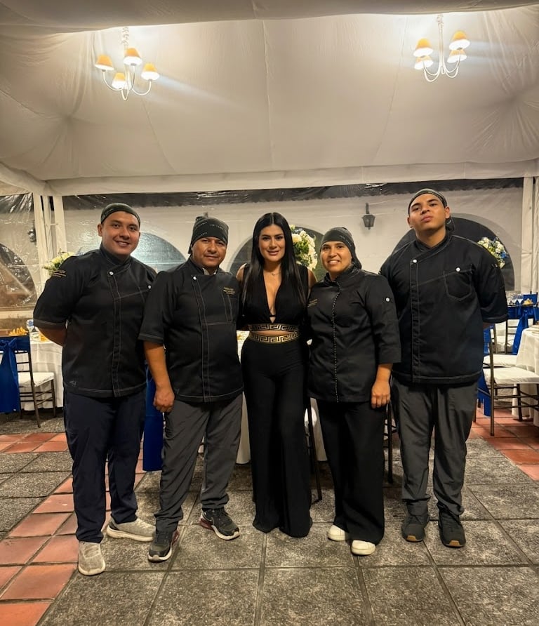 Kerly Morán junto al equipo de The Chef brindando servicios gastronómicos de alta gama en un evento 