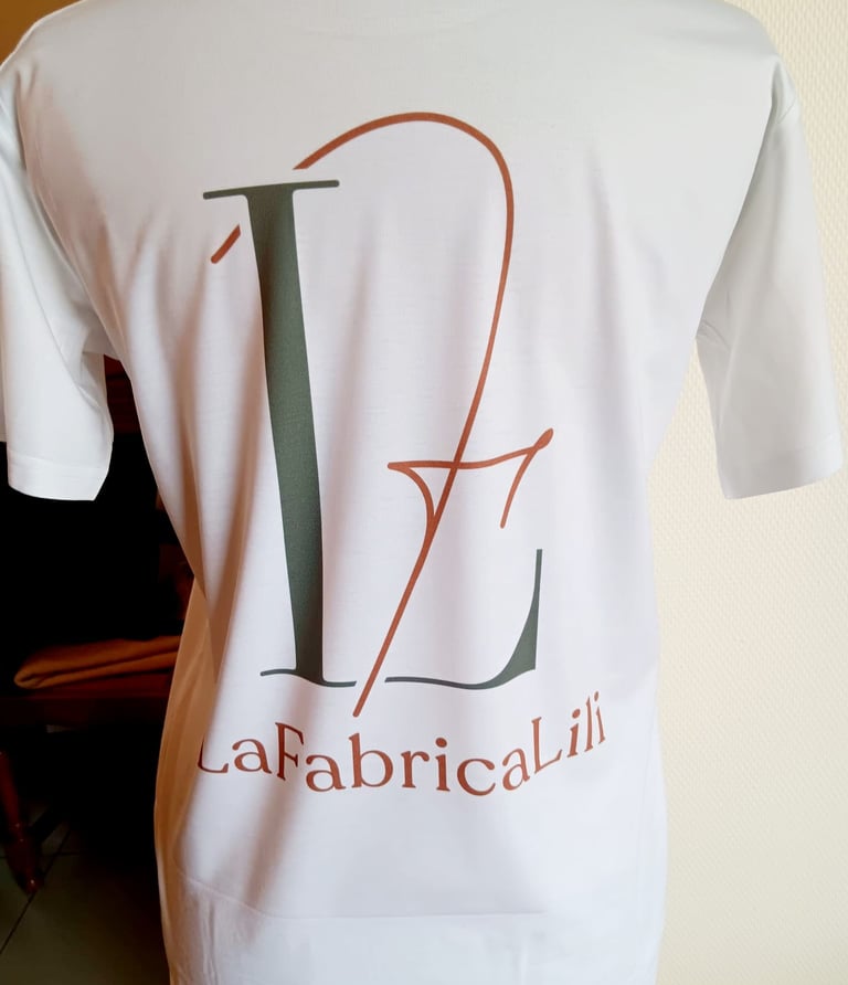 Image du t-shirt avec le logo lafabricalili
