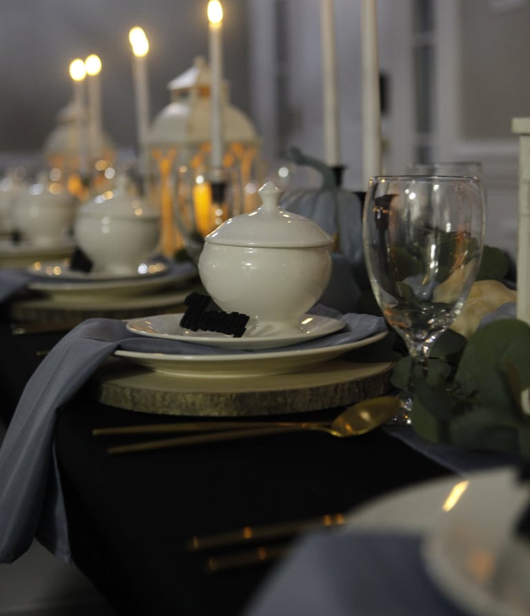 Elegant decor provided for a larger family meal gatherig.