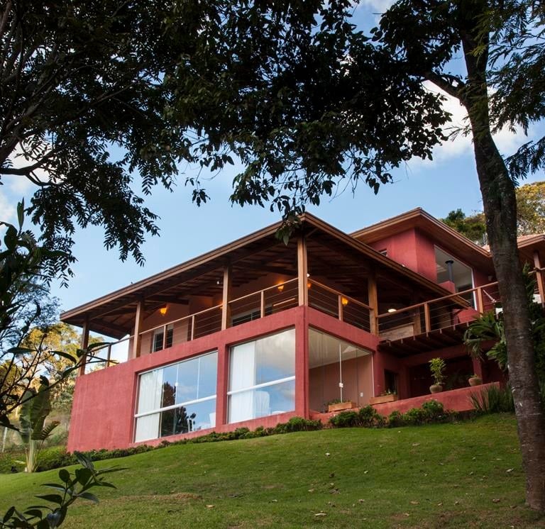 casa pintura terracota com janelas grandes e varanda