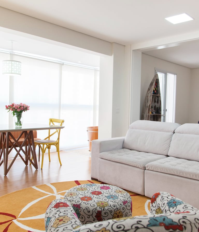 sala com sofá mesa e tapete