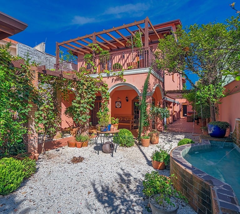casa siciliana com pintura terracota arcos e plantas