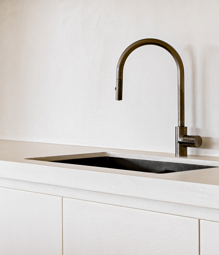 Keuken schrijnwerkerij bekleed in Microtopping door Joca Interior