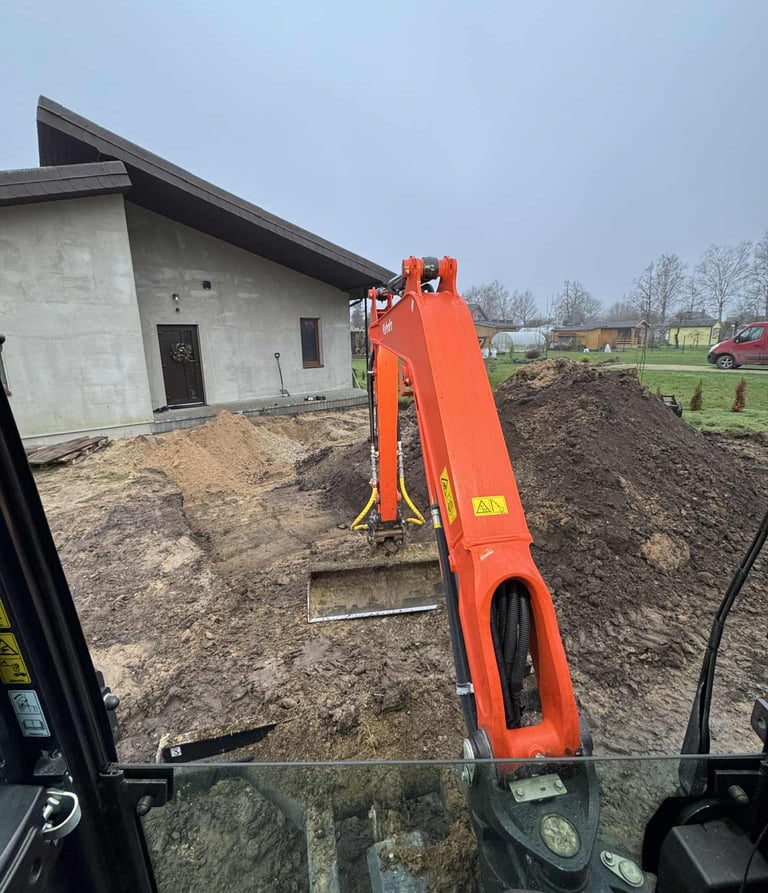 Pirmiausia nuimamas augalinis sluoksnis (juodžemis) iki kieto grunto (molio ar smėlio)