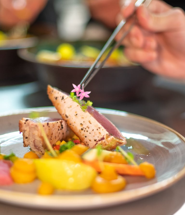 Le dressage d'une assiette de poisson et petits légumes