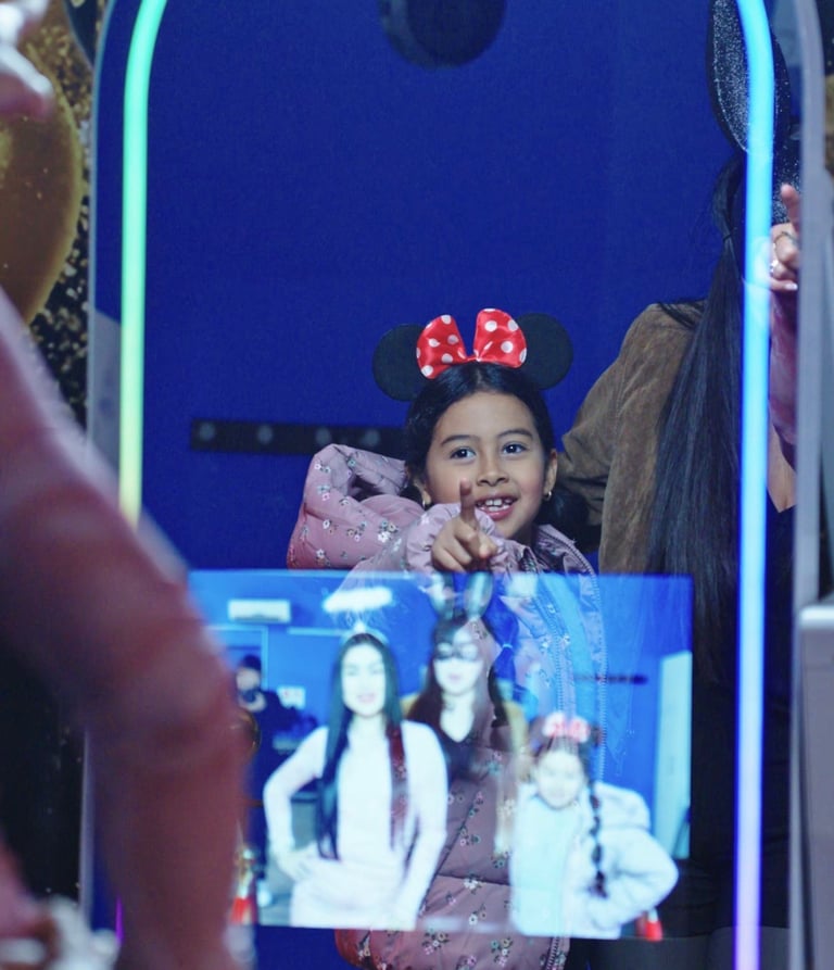 Fotomatón para celebraciones con amigos y niños creando recuerdos únicos