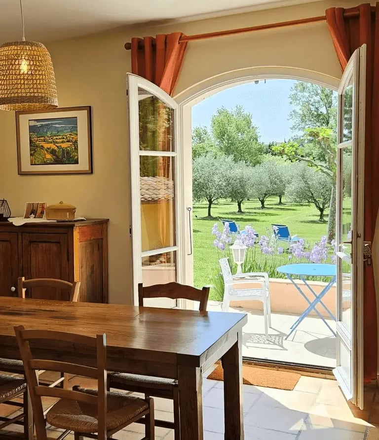 fenêtre salon ouverte vers le jardin de la ramade a tulette drome