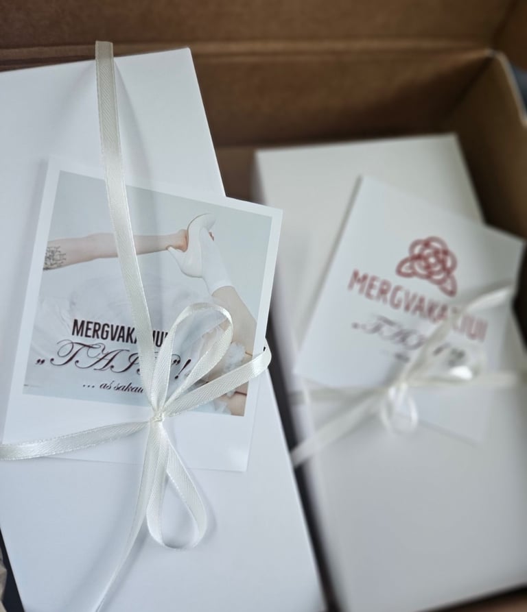Keliaraištis supakuotas į baltą dovanų dėžutę; pat pridėtas atvirukas su sveikinimu nuotakai.