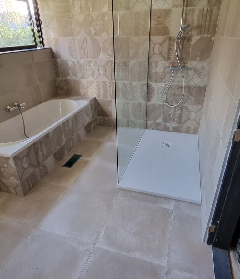 Keramische tegels inloopdouche en een bad