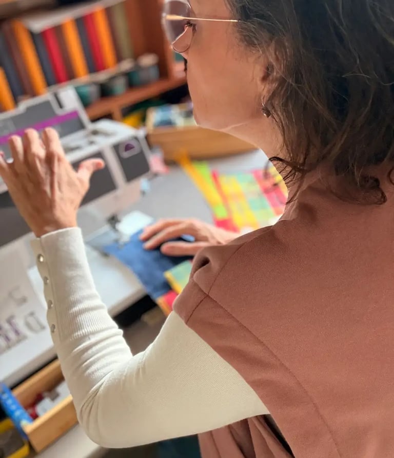 Anne Olgiati, créatrice artisane textile de l'atelier Dès 2mains