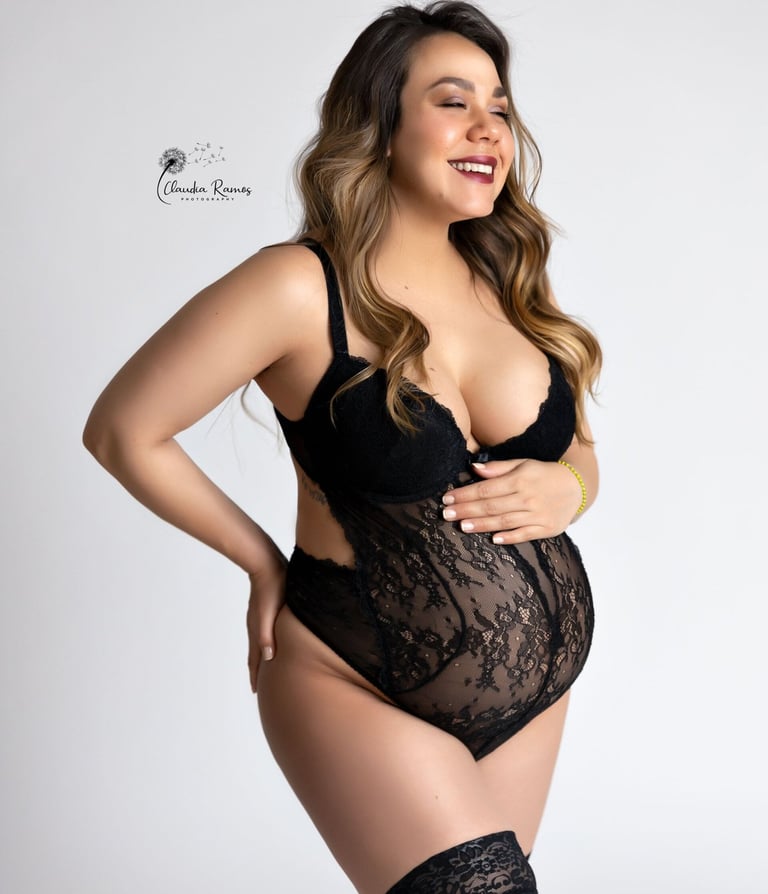 mujer embarazada sonriendo con ropa interior