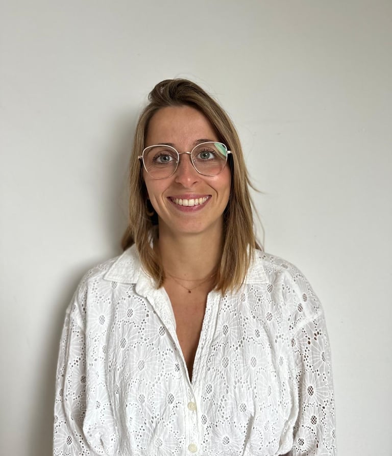 Un portrait d'une jeune femme chiropracteur