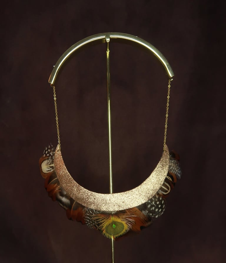 Collier en cuir pailleté doré et plumes de faisan, paon et pintade, avec chaîne en acier inoxydable