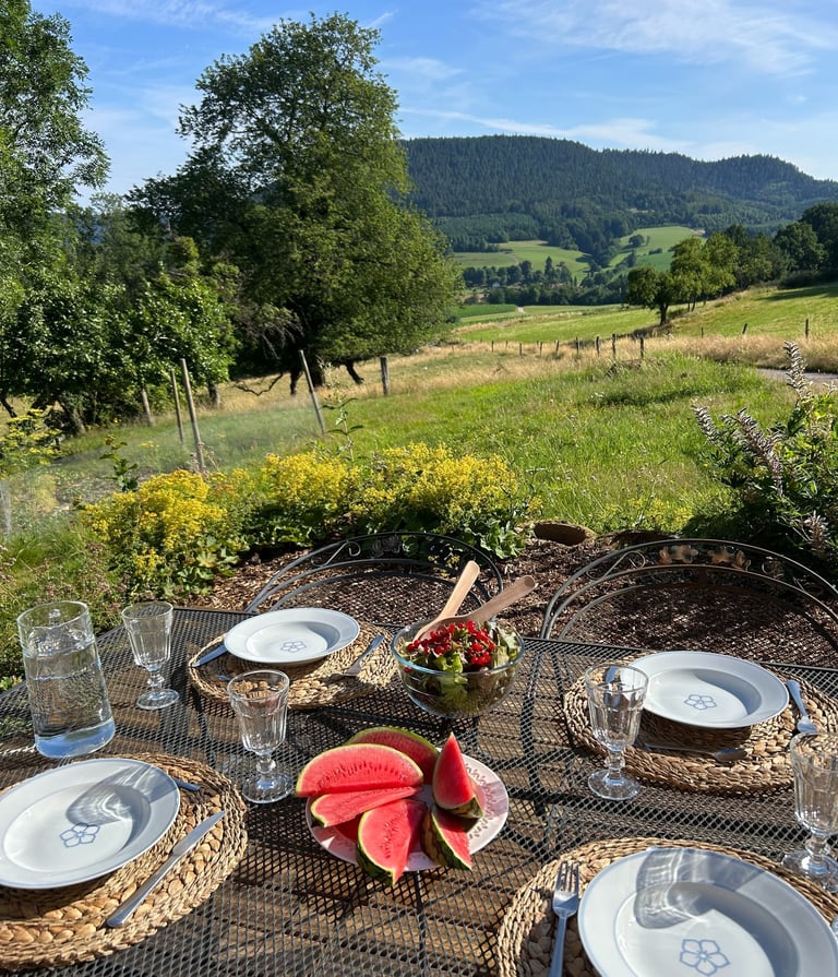 prendre le repas sur la terrasse dans les vosges