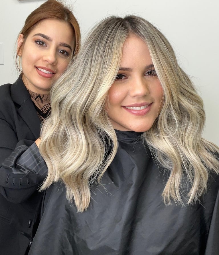 Eliannys González con una Clienta después de un Balayage en Elig Beauty Salon 2022.