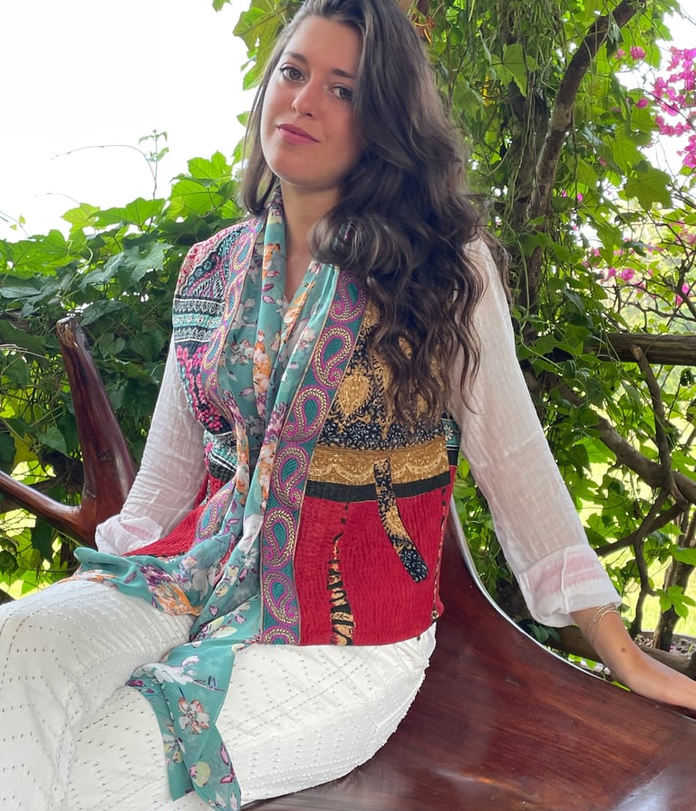 modella che indossa un gilet realizzato con un tradizionale tessuto Cantha