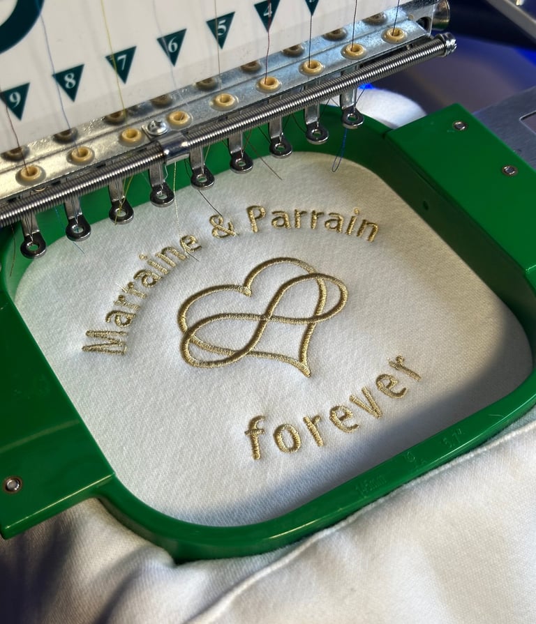Broderie personnalisée élégante réalisée sur machine industrielle avec inscription “Marraine & Parra