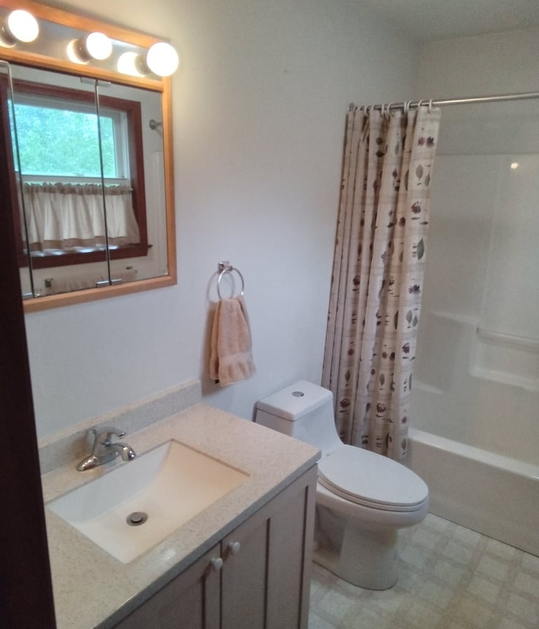 second floor full bathroom