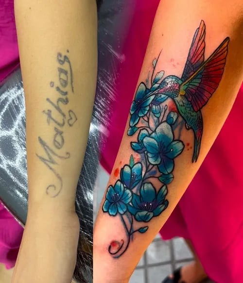 Cover-up de nombre antiguo con colibrí y flores realizado por Steven Aguirre en Valencia