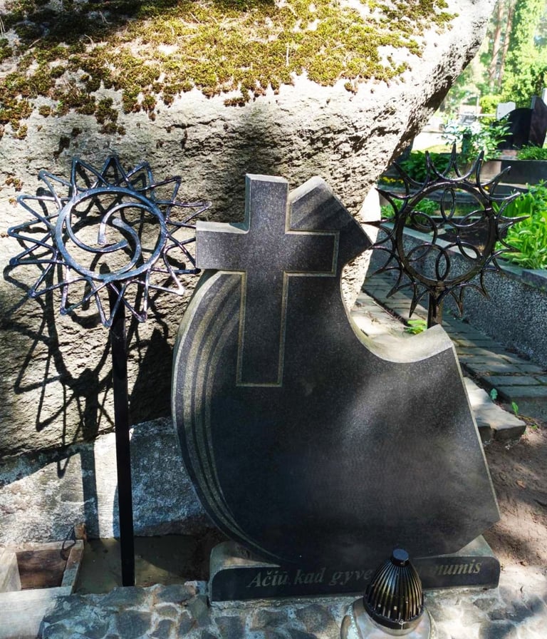 Kapo papuošimas saulute – tai šviesus, prasmingas ir gyvas būdas pagerbti artimųjų atminimą