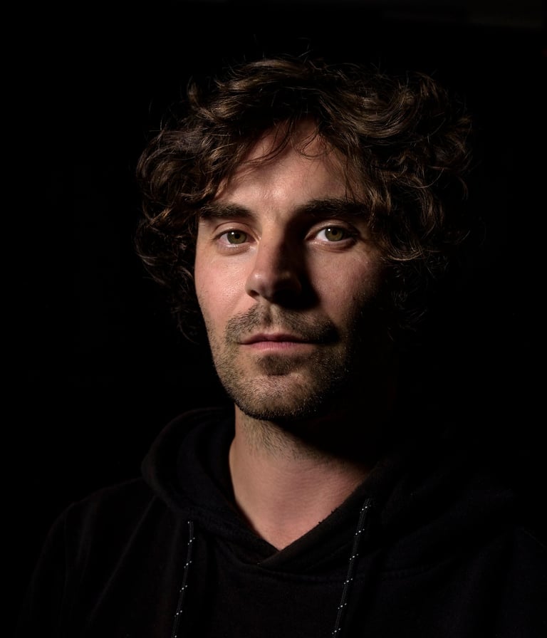 Portrait de Thomas Roulland, photographe basé à Caen en Normandie