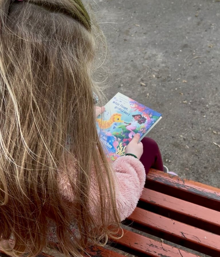 Ponytante - Kind liest Buch: Der Seepferdchenhof