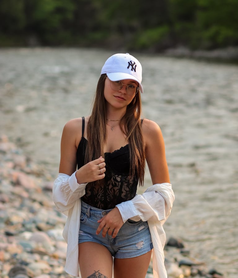 alyssacestmoii avec un haut noir et short avec une casquette blanche